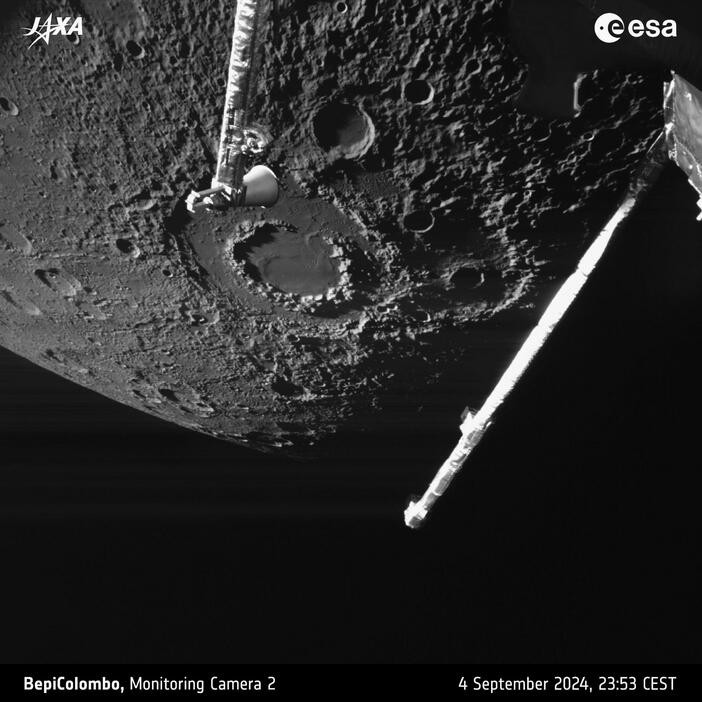 ベピコロンボの探査機が上空355キロ付近から撮影した水星。2重の輪が目立つクレーター「ビバルディ」が見える＝日本時間5日午前6時53分撮影（ESAなど提供・共同）