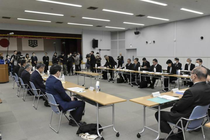 官民で運行支援のあり方を検討する「坊っちゃん列車を考える会」の会合＝1月26日、松山市役所（撮影・菅亮輔）