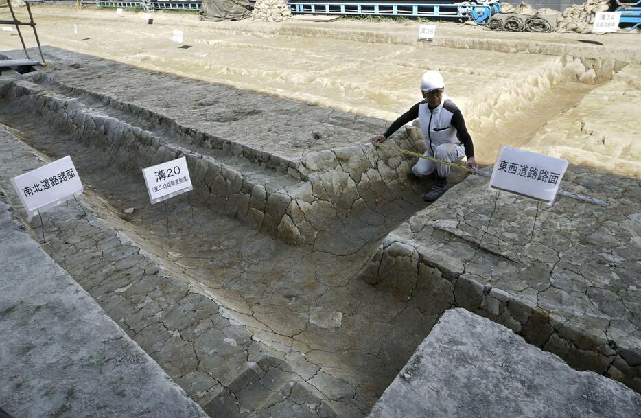 長岡京跡のすぐ北にある溝路遺跡で見つかった交差点状の道路遺構＝18日、京都市