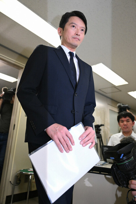 記者会見場に入る斎藤元彦・兵庫県知事＝神戸市中央区で2024年9月26日午後3時、大西岳彦撮影