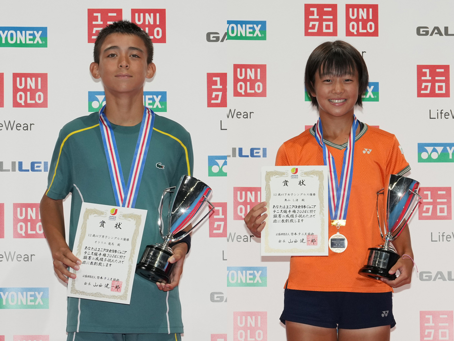 「ユニクロ全日本ジュニアテニス選手権2024」（東京・有明テニスの森公園コート）の12歳以下シングルスで優勝を飾ったオトリエ龍馬（関東／Team Rise：左）と奥山し渚（東北／ITSベルズ）（写真提供◎公益財団法人日本テニス協会、撮影◎安藤晃）