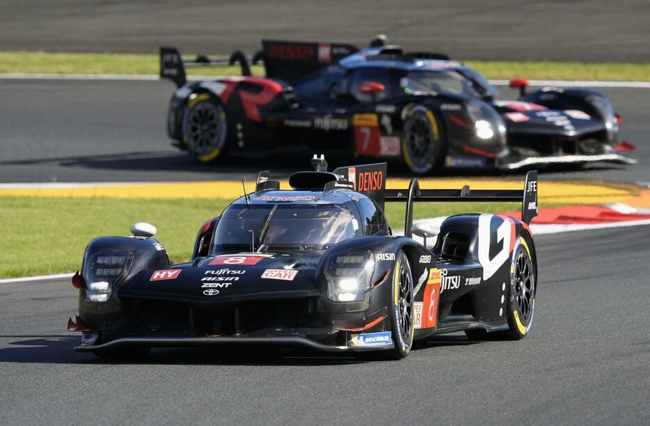 第7戦予選で2番手につけたトヨタ8号車。奥は4番手のトヨタ7号車＝富士スピードウェイ