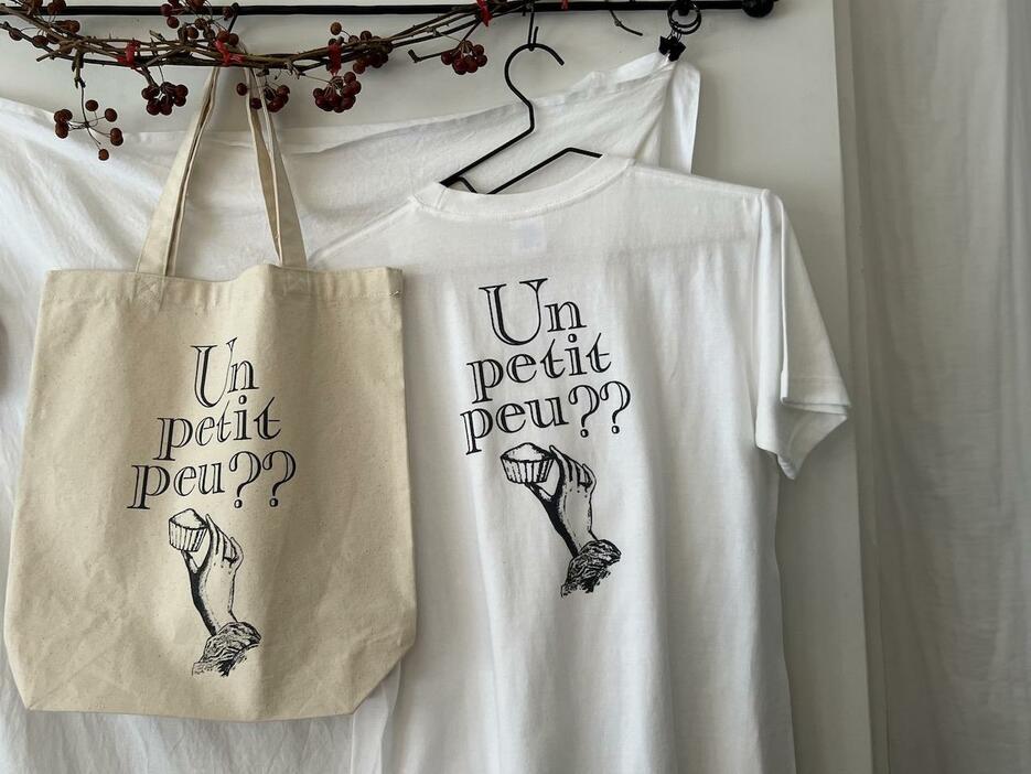 店名「Un petit peu??」は、”（もう）ちょっとだけ（食べていい）？？という意味。トートバッグ¥3,500、Tシャツ¥3,800　PHOTOGRAPH BY JUNKO AMANO