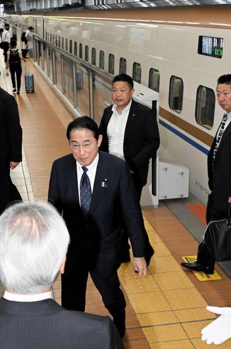 北陸新幹線福井駅のホームで、後援会関係者の出迎えを受ける岸田文雄首相（中央）＝9月19日午後4時40分ごろ