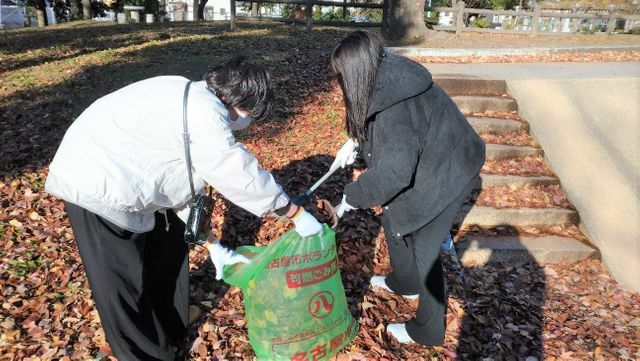 市営万場荘でボランティア活動に従事する入居学生（同朋大提供）