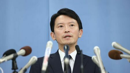 自身の進退について記者会見する兵庫県の斎藤元彦知事＝26日午後、神戸市中央区の同県庁（時事）