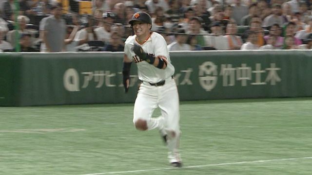 激走でホームに突入する吉川尚輝選手（画像:日テレジータス）