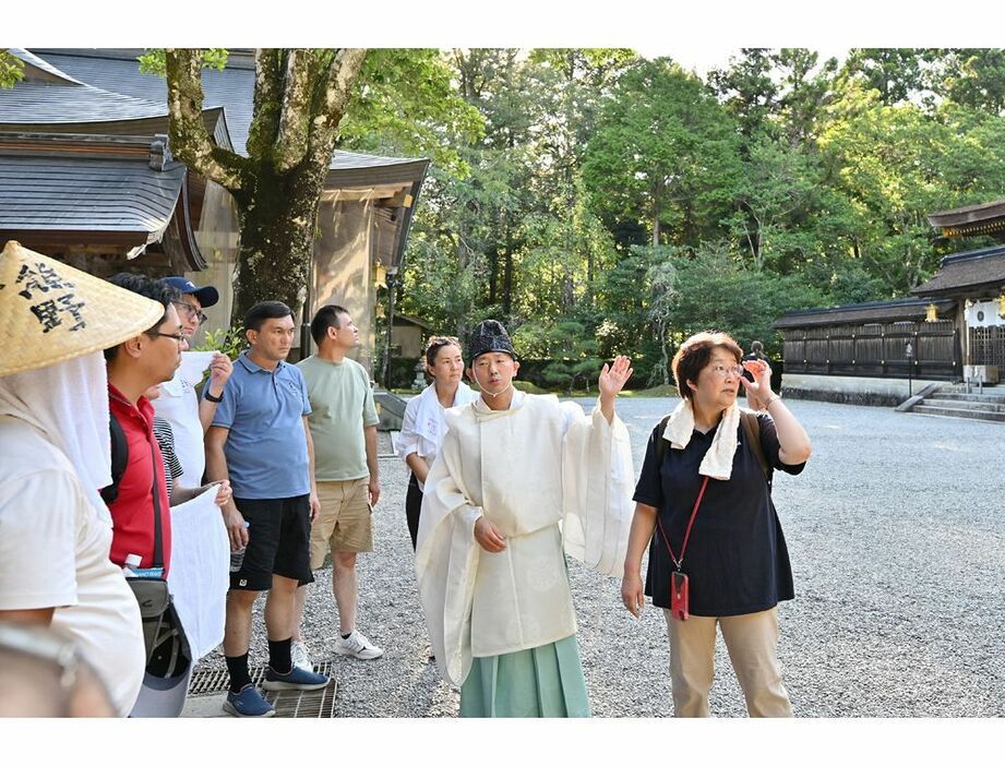 ＪＩＣＡの研修で熊野本宮大社を訪れ、神職から説明を受ける参加者ら（和歌山県田辺市本宮町で）