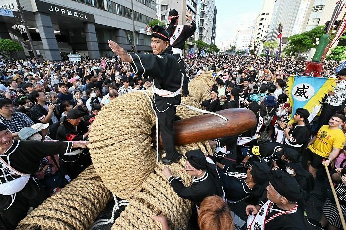 4年ぶりの通常開催となり、東西に分かれ世界一の大綱を引き合った昨年の「那覇大綱挽」＝2023年10月8日、那覇市の久茂地交差点（ジャン松元撮影）