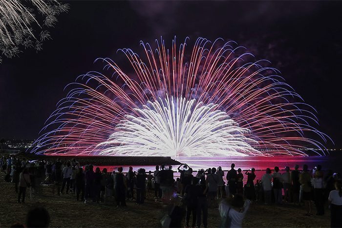 夜空と海を鮮やかに彩り、来場者を魅了した花火ショー＝28日午後8時14分、北谷公園サンセットビーチ（大城直也撮影）