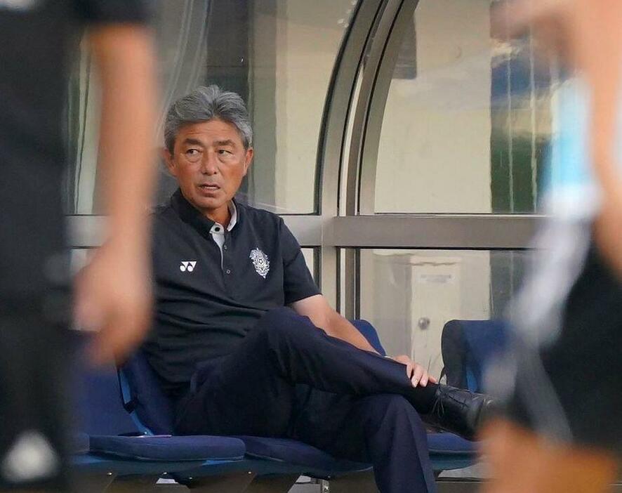 試合前練習を見る福岡・長谷部監督（撮影・西田忠信）