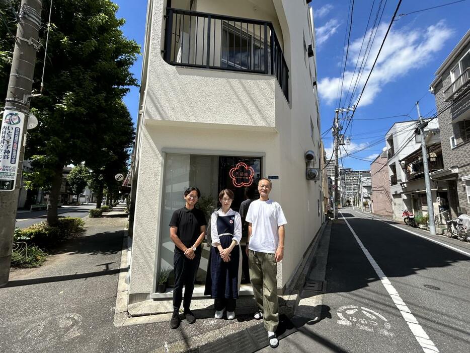 ミカワヤビルオーナーの和田さん、五感庵の中村さん夫婦