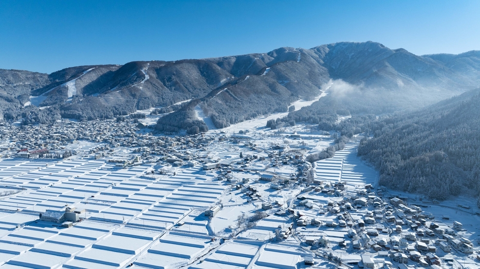 雪化粧をまとった冬の野沢温泉村