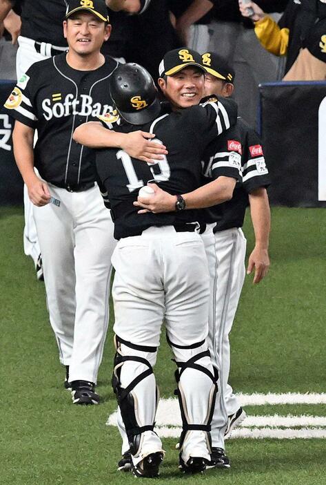 リーグ優勝を決め、甲斐選手と抱き合うソフトバンク小久保監督＝23日夜、大阪市の京セラドーム大阪（撮影・軸丸雅訓）