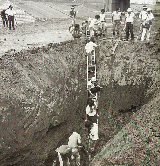 「関東大震災の時に虐殺された朝鮮人の遺骨を発掘し追悼する会」は1982年9月、目撃者の証言をもとに荒川付近で遺骨発掘作業を始めたが結局発見できなかった。翌年、1923年11月に警察が遺骨を移したという新聞記事が見つかった＝在日コリアン写真家の裵昭さん提供