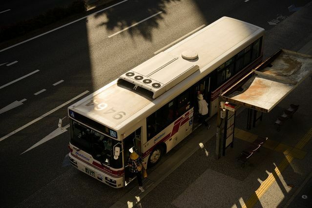 全国的な運転手不足で岐路に立つ路線バス=2023年10月29日、福岡市中央区、池田良撮影