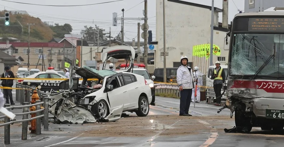 路線バス（右）と衝突して前方が大破した乗用車=22日午前9時20分、函館市志海苔町（大城戸剛撮影）