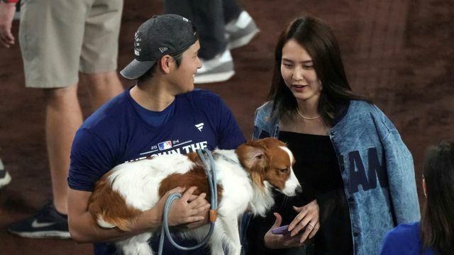 大谷翔平選手と妻・真美子さんと愛犬・デコピン【写真：AP/アフロ】