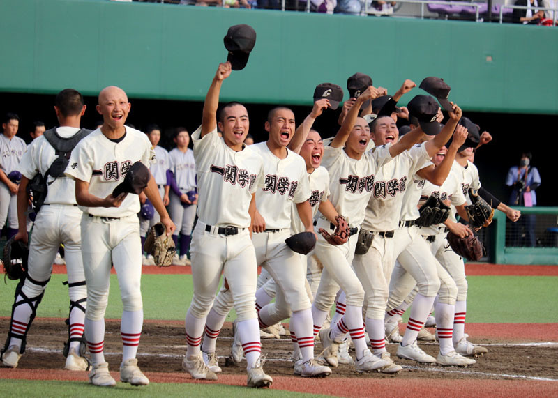 優勝に喜びを爆発させる一関学院ナイン