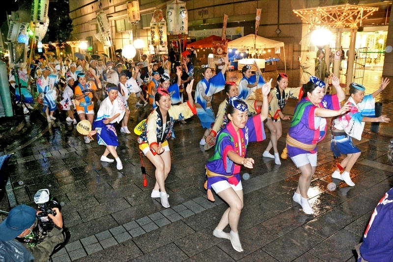 フィナーレで一斉に踊る出演者