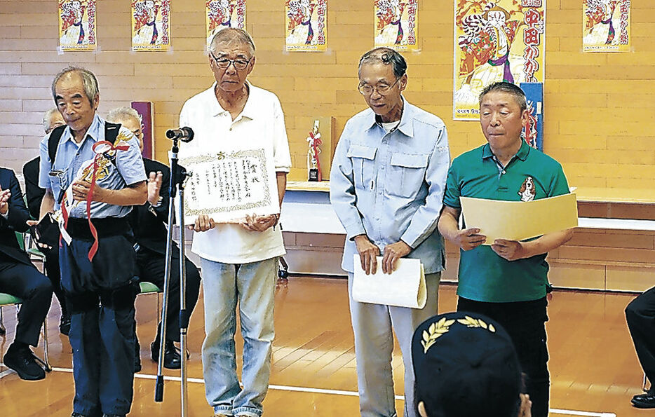 賞状やトロフィーを受け取った今泉自治会のメンバー＝高岡市中田コミュニティセンター