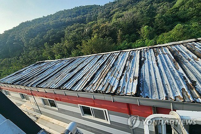 今月8日、南北軍事境界線に近い韓国北部・京畿道坡州市で、北朝鮮から飛んできた風船が倉庫の屋上に落下し、出火した。火はおよそ3時間後に消し止められた＝（聯合ニュース）