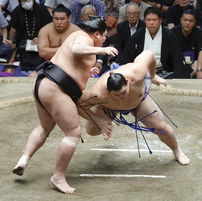 大の里（右）が引き落としで阿炎に敗れる＝両国国技館