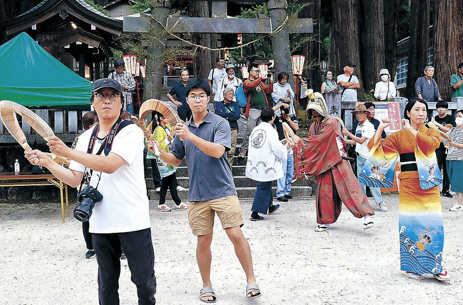 こきりこの輪踊りを楽しむ観光客＝南砺市上梨の白山宮