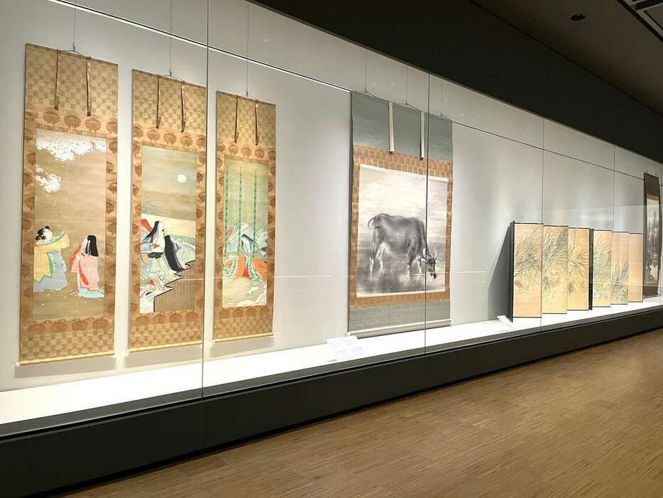 展示風景より、左から上村松園《雪月花》（1937、昭和12年）、橋本関雪《暮韻》（1934、昭和9年）