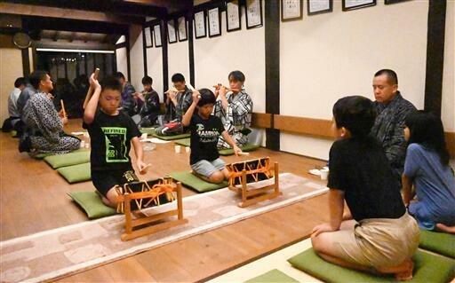 本番に向け、稽古に励む子供たち=9月3日夜、福井県小浜市貴船の貴船会館