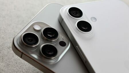 iPhone 16 ProとiPhone 16、今年は「16で十分」という評価が多いが、差はどこにあるのか？（筆者撮影）