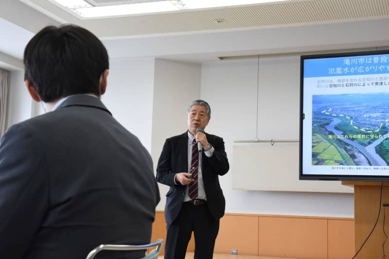 福祉施設の職員らの勉強会で講演する気象防災アドバイザーの志田昌之さん＝６月、北海道滝川市