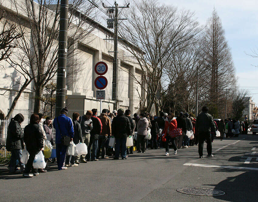 断水のため給水のために並ぶ列。