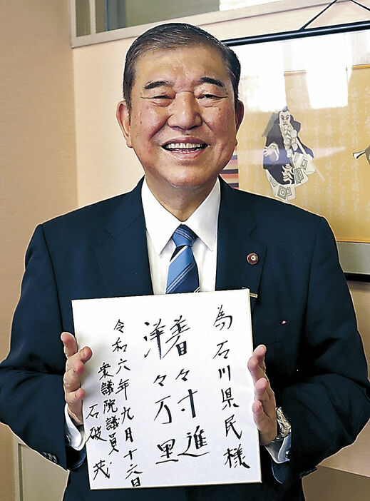 単独取材に応じる石破氏＝１６日、小松市内