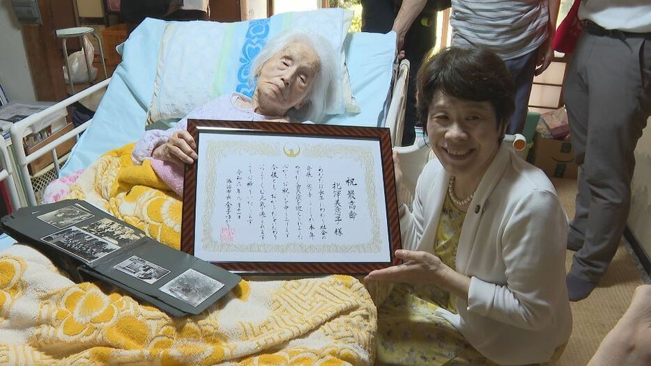 左 北沢美意子さん（106）　右 諏訪市・金子ゆかり市長：