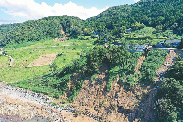 土砂崩れが起きた白米千枚田（25日、石川県輪島市で）