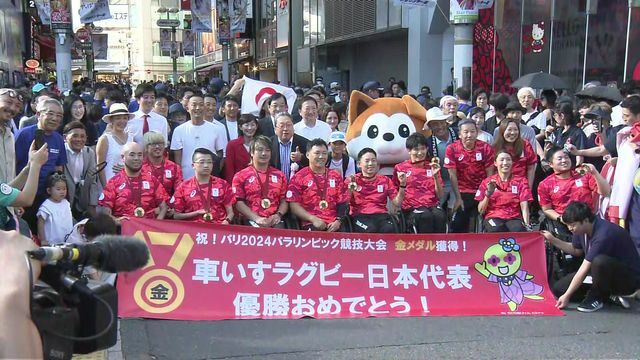 渋谷センター街の前で記念撮影に応じる車いすラグビー日本代表