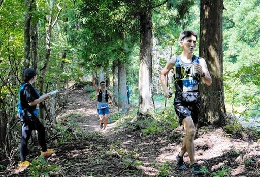 自然を満喫しながら山道を駆け抜けるランナー=8日、おおい町名田庄染ケ谷