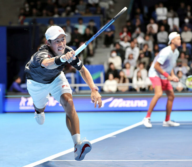 男子ダブルス１回戦、第１セット、粘り強く打ち返す錦織圭(後方は坂本怜)(カメラ・小林　泰斗)