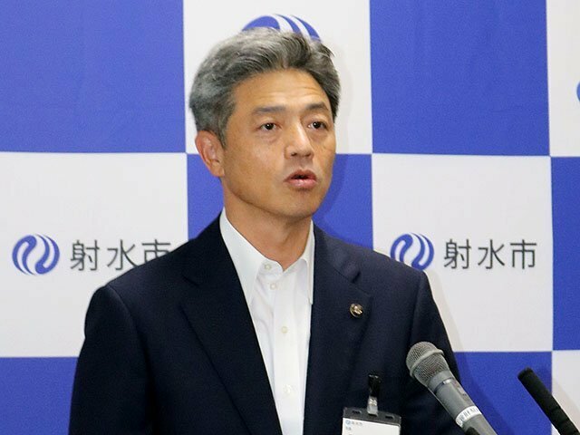 記者会見する夏野市長＝射水市役所