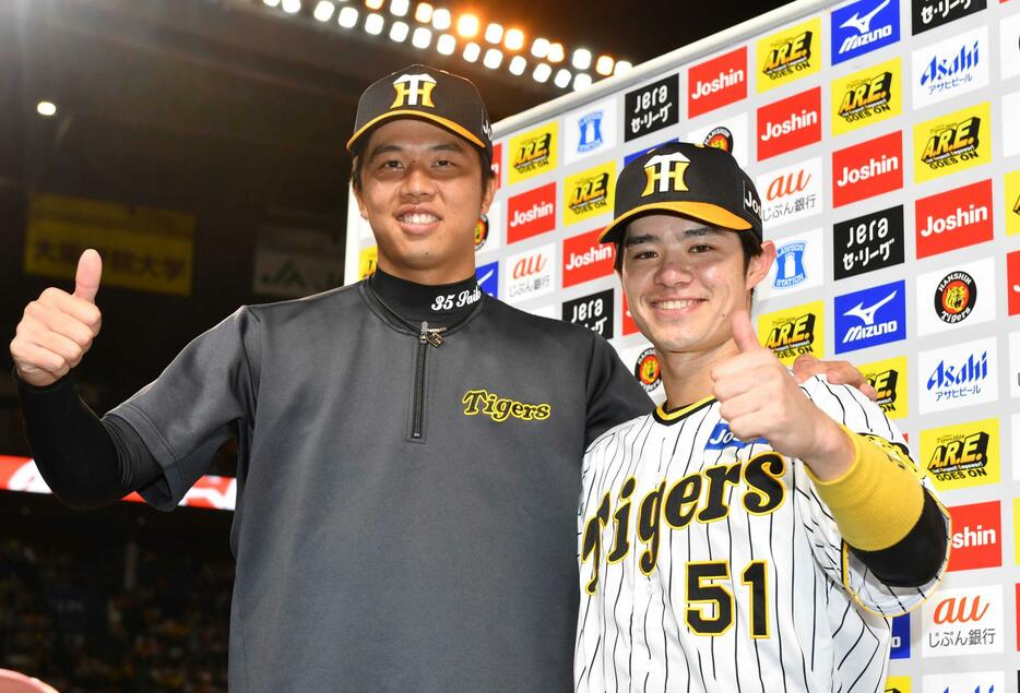 　今季１３勝目を挙げた才木（左）と決勝打を放った中野は笑顔でサムアップポーズ