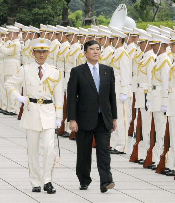 2008年8月、防衛相の離任式を終え、栄誉礼を受ける石破氏＝防衛省（共同）