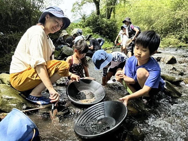 砂金採り体験イベントで、砂金を探す参加者＝8月、塙町真名畑