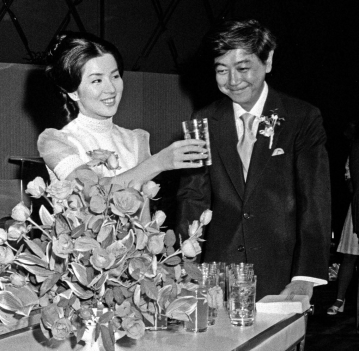 1973年、岡田太郎氏と結婚式を挙げた吉永小百合