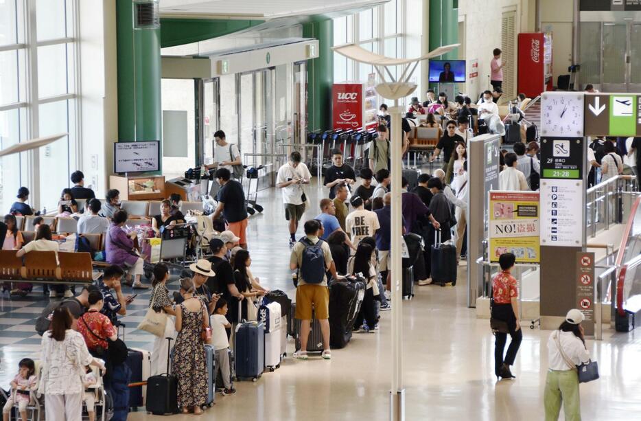 台風13号の影響で一部の便が欠航となった那覇空港＝14日午後