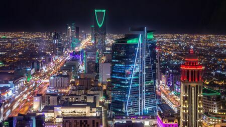 サウジアラビアの首都・リヤドの夜景（写真：iStock / Getty Images Plus）