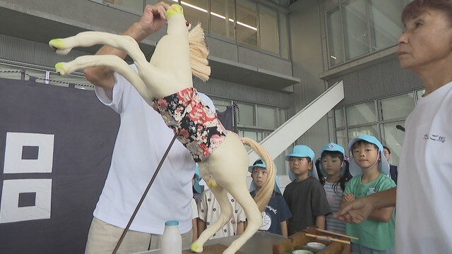 「八朔だんご馬」の制作実演　丸亀市役所