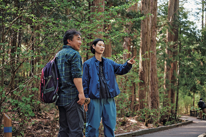 吉川さんのガイドで、ヒノキなど植物の解説を聞きながら散策。