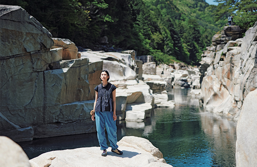 寝覚の床は、木曽地域の優れた8つの風景「木曽八景」のひとつ。夏は緑、秋は紅葉、冬は雪景色と、美しい風景を一年中楽しめる。浦島太郎伝説が残され、見下ろすように建つ臨川寺の宝物館には、浦島太郎が愛用したとされる釣り竿などが展示されている。