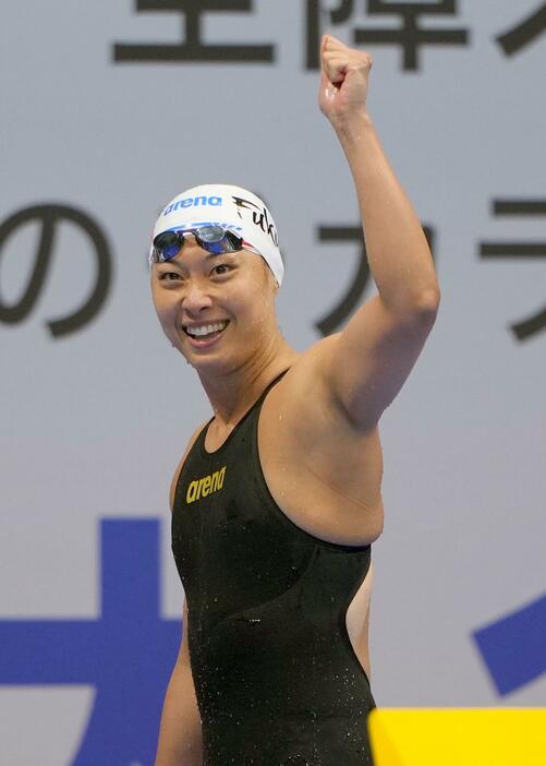 成年女子100メートル平泳ぎで優勝した福岡・鈴木聡美＝SAGAサンライズパーク水泳場